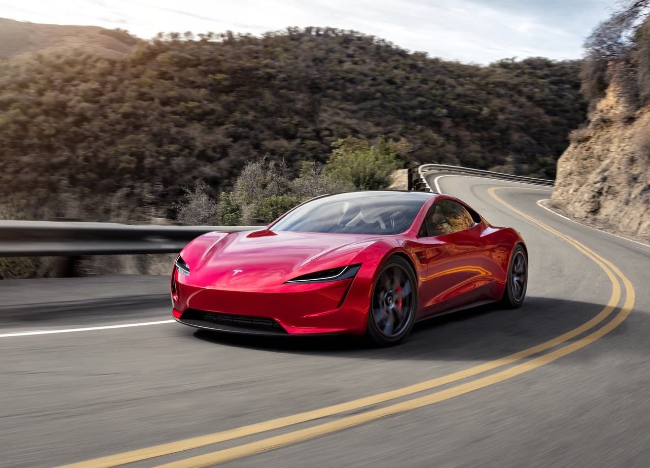 <b>Tesla Roadster</b>
<br>
<br>Salvo cualquiera retraso en la producción, se espera que el Tesla Roadster regrese en 2020 tras una segunda iteración que supera en todo a la primera. Este auto de propulsión 100% eléctrica presenta un perfil curvilíneo modernista y promete un rendimiento similar al de un cohete: 1.9 segundos para acelerar de 0 a 60 mph (98 km/h) y 250 mph (402 km/h) de velocidad máxima.
<br>
<br>En cuanto a autonomía, una enorme batería de 200 kWh le otorga los cimientos para recorrer hasta 620 millas con una sola carga.
<br>