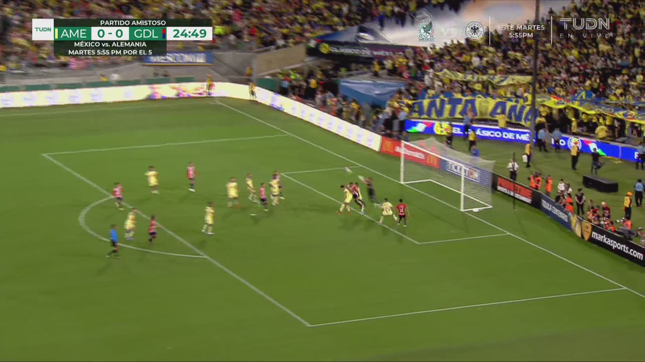 Qué buena salida de Jiménez para alejar el peligro