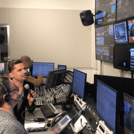 Larry Hernández se metió hasta el 'control room' y nos divertimos viéndolo dirigir a nuestros conductores.