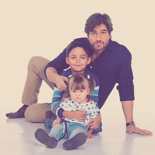 "[...] Pero lo que yo creo que no calculó (Dios), con todo respeto mi señor, es que aquellas 'personitas para nada de mentiritas' se iban a robar mi corazón y pa' siempre convertirse en mis hijos de la vida [...]", destacó el actor colombiano.