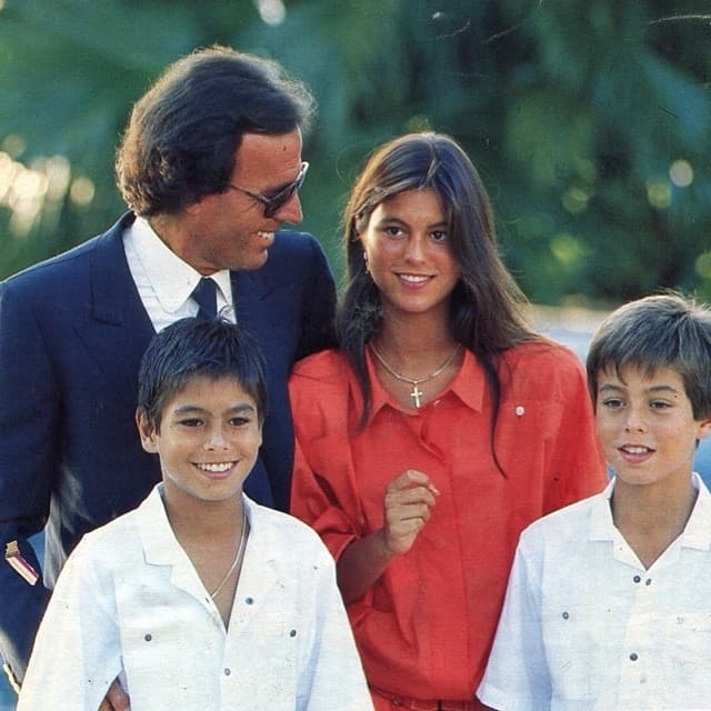 Aunque en total son 10 los hermanos que tiene Enrique Iglesias, es más apegado a Chábeli y Julio José. Los 3 son fruto del matrimonio de 
<b>Julio Iglesias con Isabel Preysler</b>. A ellos les podía confiar todo, pues hasta hace muy poco, al menos uno de ellos era 100 por ciento discreto.