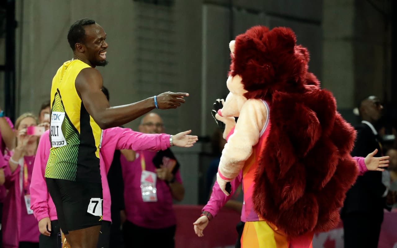 Bolt apareció relajado, sonriente, en la zona de calentamiento, acompañado de su colega de entrenamientos Yohan Blake, uno de los que podrían hacerle daño, a juzgar por sus marcas: 9.92, tres centésimas más rápido que su ilustre colega.