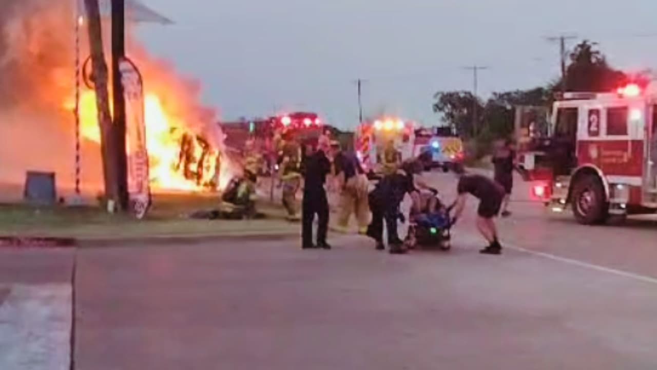 Bomberos rescatan a uno de los sobrevivientes tras el choque mortal que cobró la vida de cuatro integrantes de la familia Rosales en el norte de Texas.