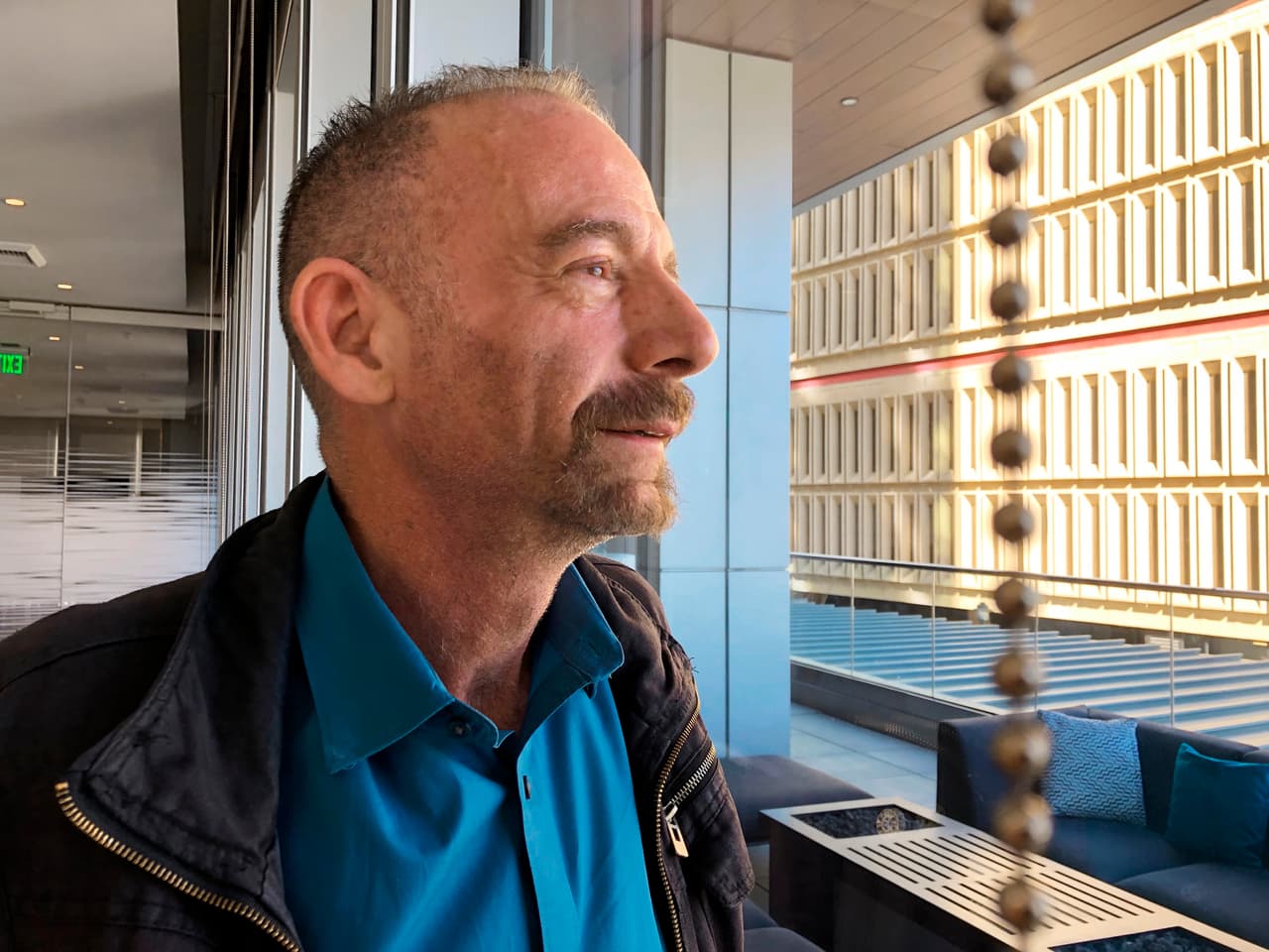 Timothy Ray Brown posa para una foto el 4 de marzo de 2019. También conocido como el 'Paciente de Berlín', fue la primera persona en ser curada del VIH hace más de una década. Ahora, los investigadores reportan que un segundo paciente, que se sometió a un trasplante de células madre, lleva 18 meses sin recibir tratamiento y sin mostrar señales del virus.
<br>