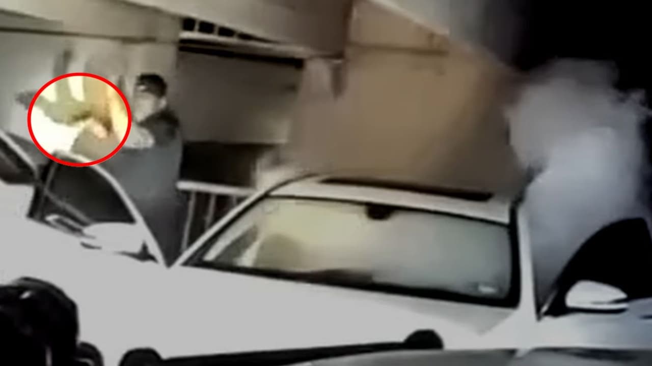 Momento en que Diamon Maziarre Robinson saca un arma mientras varios policías lo rodean. Minutos después cayó herido durante el enfrentamiento.