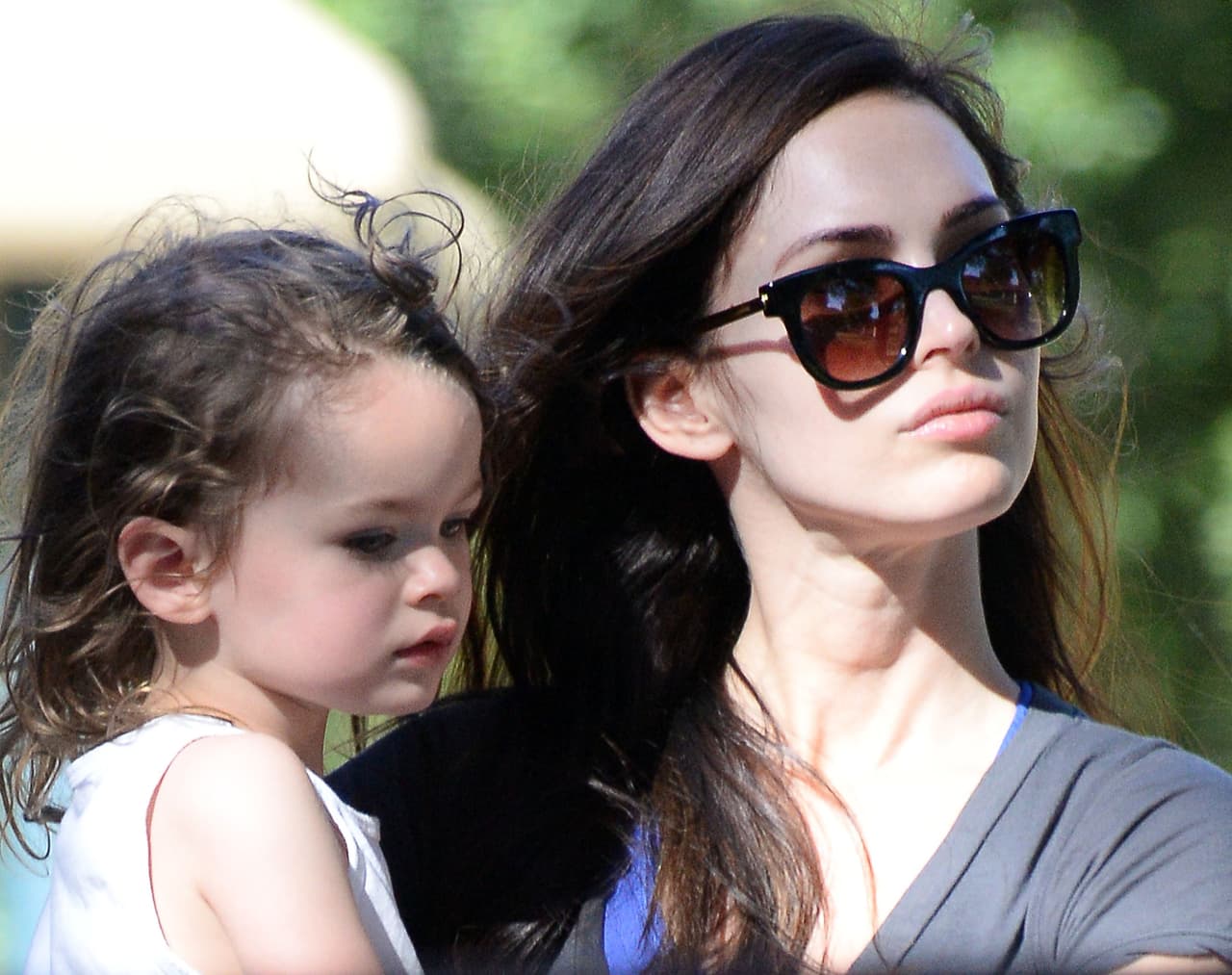 La actriz de 'Teenage Mutant Ninja Turtles' lo sacó a pasear.