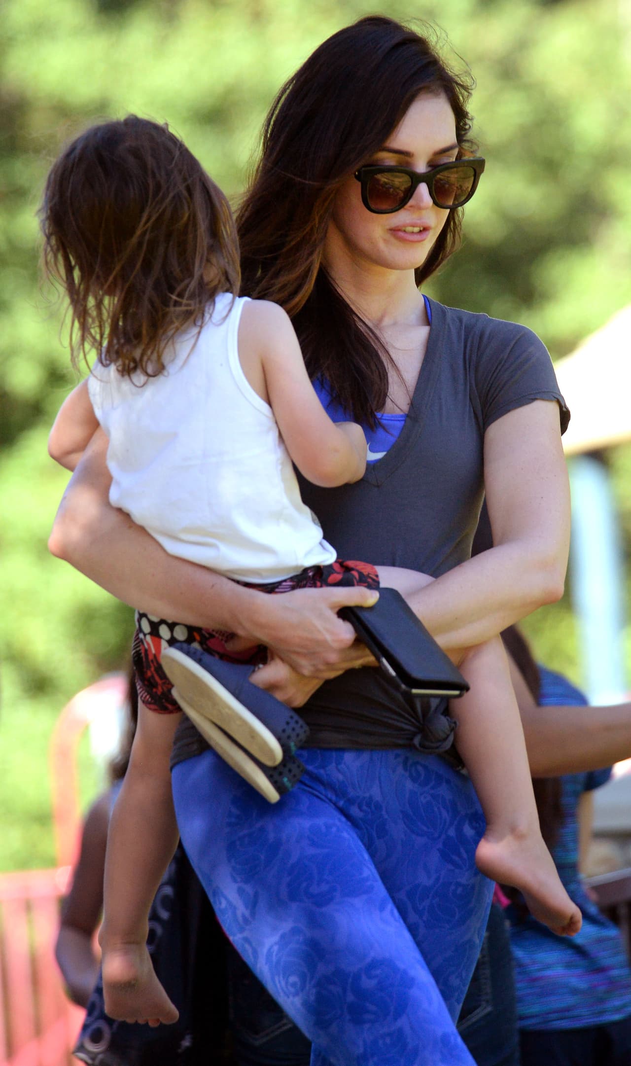 La actriz llevó a su pequeño de dos años a jugar a un parque en Beverly Hills.