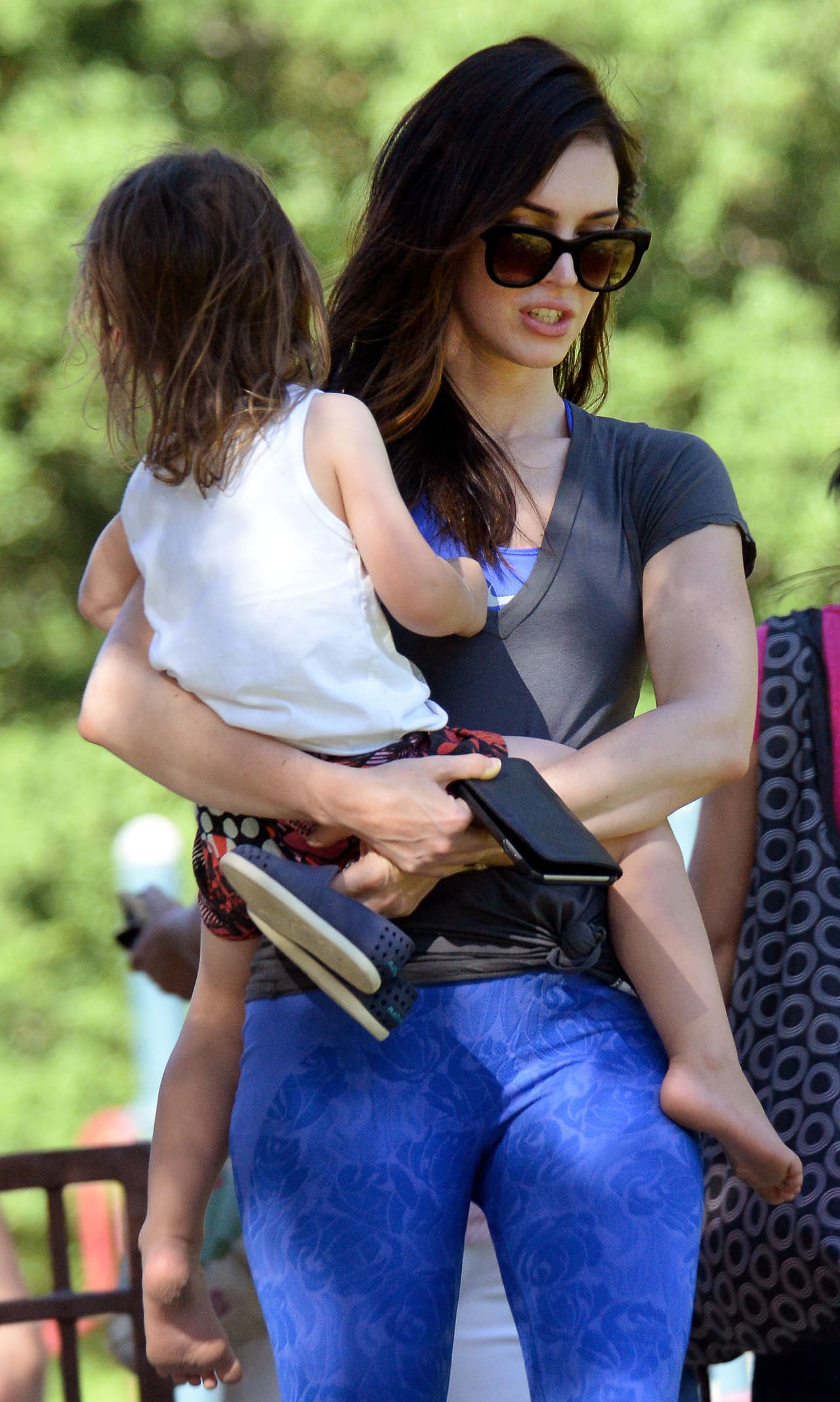 Megan usó unos ajustados leggins azules.