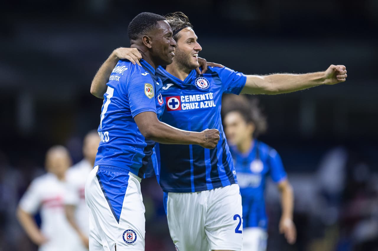 Santiago Gimenez marcó el segundo a los 5 minutos de juego.