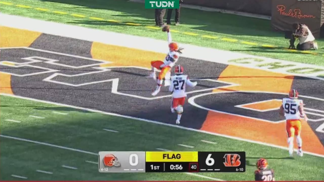 ¡Intercepción y devolución de 96 yardas para los Browns!