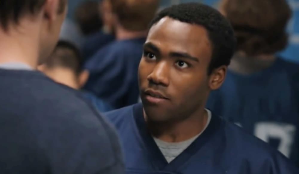 <b>Donald Glover- Troy Barnes</b>
<br>Troy Barnes es la ex estrella del equipo de fútbol americano de la preparatoria Riverdale que decidió ingresar a la Greendale Community College porque le quedaba cerca de su casa, rechazando a las mejores universidades del país. Es el mejor amigo de Abed Nadir.
<br>