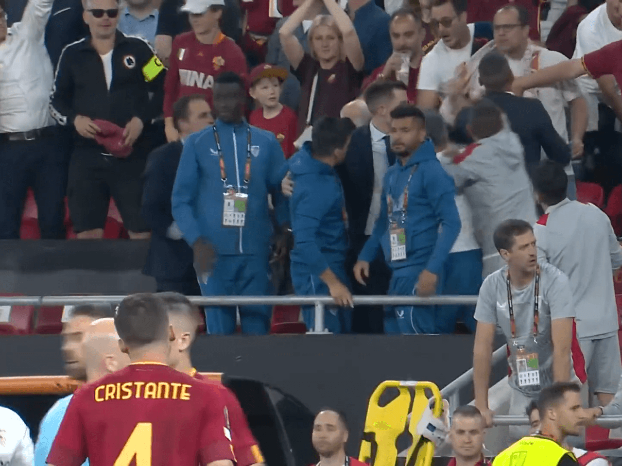 Tecatito Corona es agredido por aficionados de la Roma en la Europa League