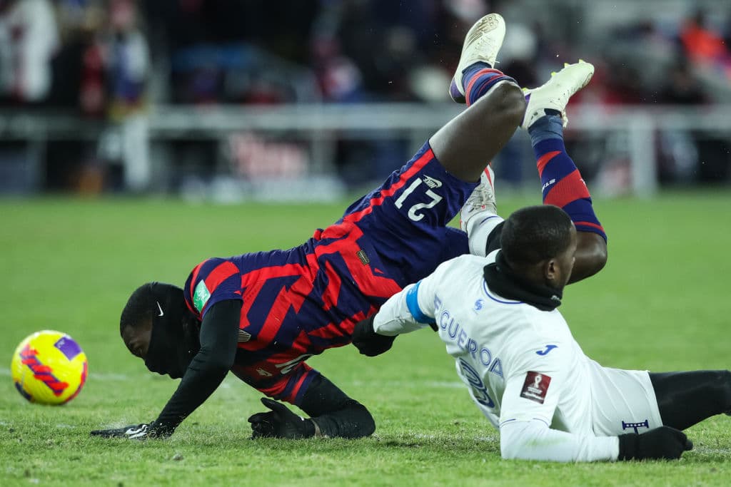 Estados Unidos no pierde el tiempo y golean fácilmente 3-0 a Honduras.