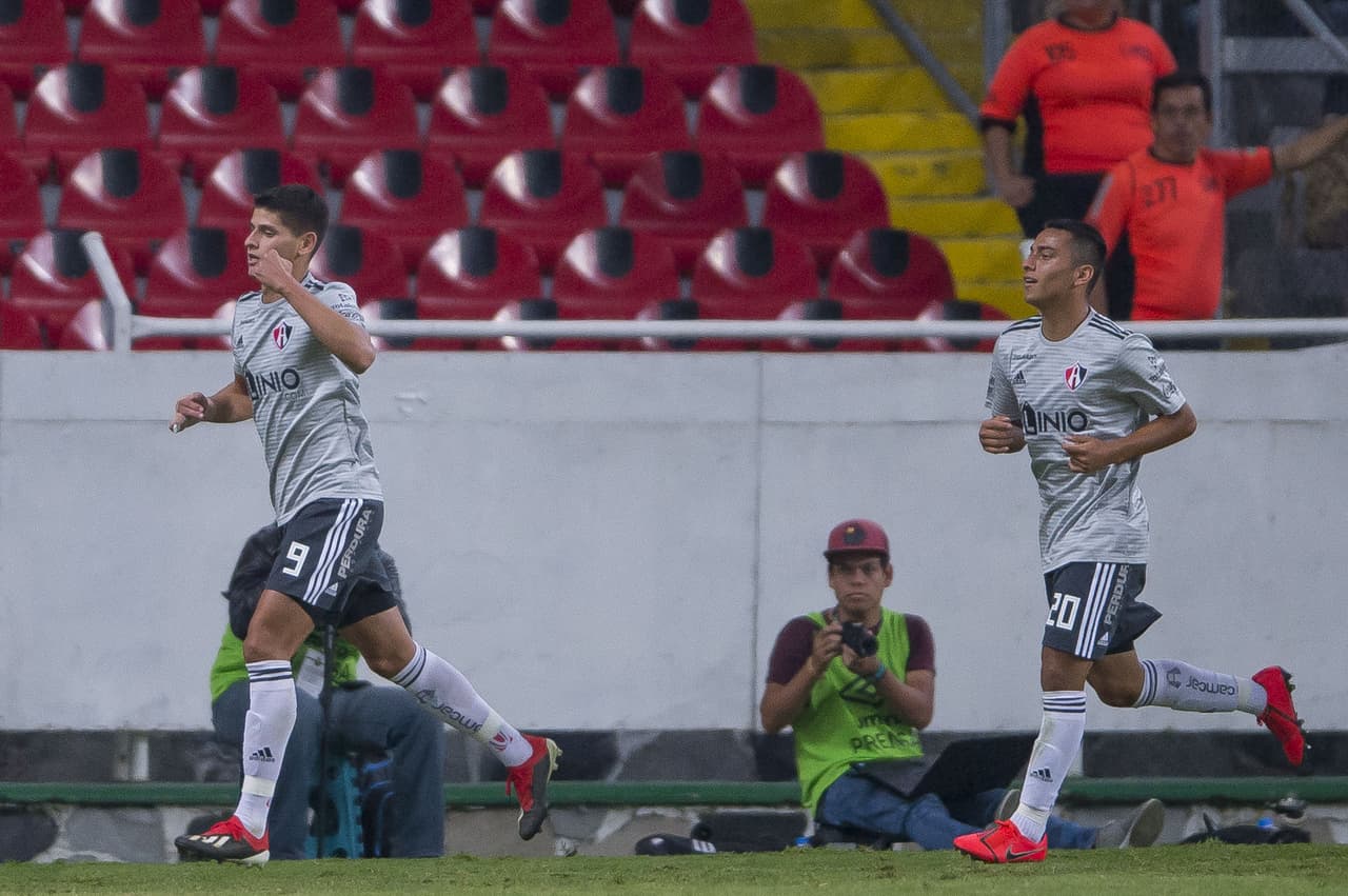 Y a los 63 minutos el uruguayo Barceló se encargó de poner el 3-2 en favor de los Rojinegros, aunque hoy jugaban con uniforme gris, el de visita.