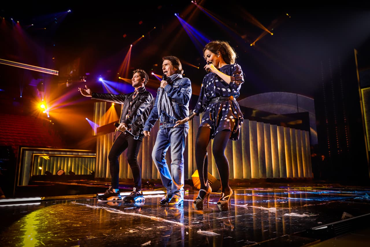 El cantante español recibirá el Premio Lo Nuestro a la Excelencia por su larga trayecoría artística que incluye 80 álbums y, como parte de ese homenaje, David Bisbal y Gloria Trevi interpretarán con él algunos de sus éxitos.