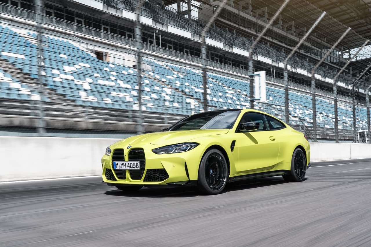 En la variante M4 Competition, este motor se torna más feroz, con 503 caballos de fuerza y 479 lb-pie de torque, que además le permite acelerar de 0 a 60 mph (98 km/h) en 3.8 segundos. Eso sí, su velocidad máxima permanece igual al M3 estándar.