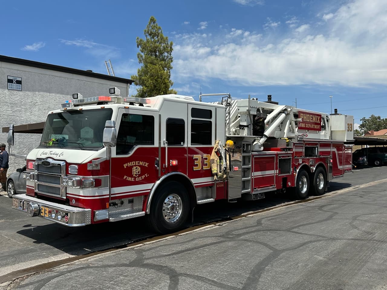 Se envió un camión con escalera al techo para ventilación vertical y para verificar si el fuego se había extendido en el ático.