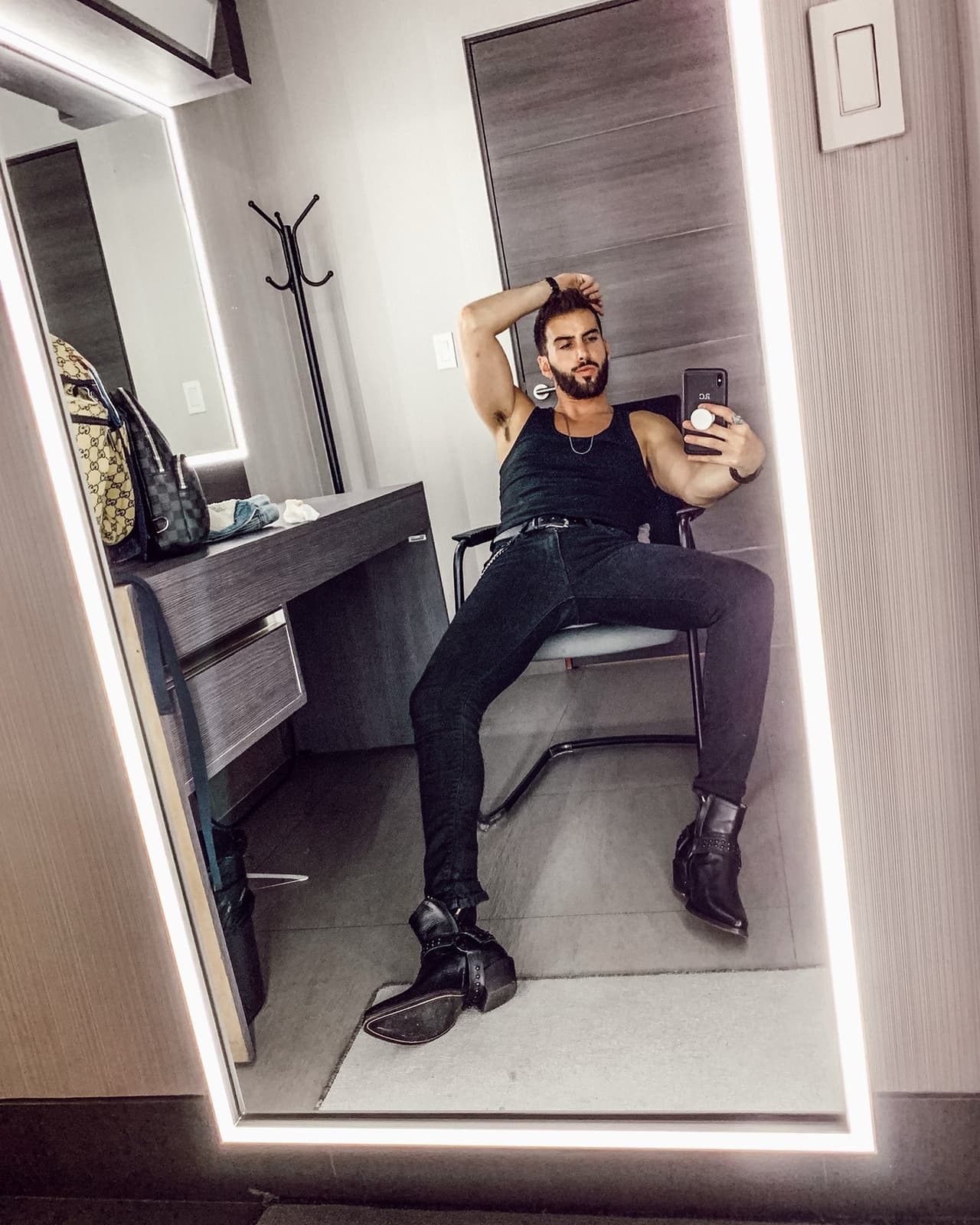 El presentador de 'Sale el sol' acompañó su mensaje con esta fotografía, con la que quiso demostrar que la publicación de sus fotos no le preocupa.