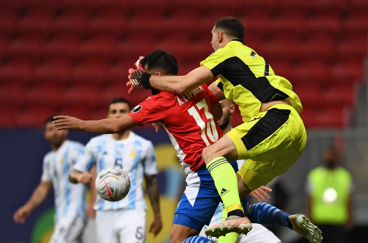 Con un solitario gol de Alejandro Gómez el equipo de Argentina venció a Paraguay y se metió a la siguiente ronda de la Copa América.