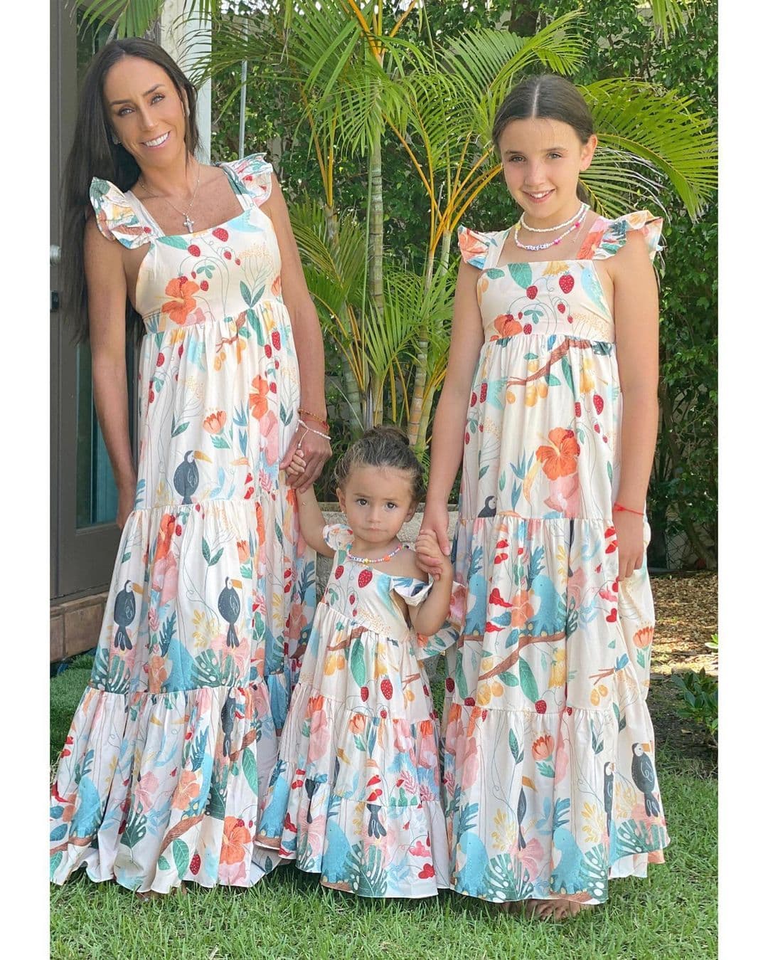 También se dejaba ver con ropa costosa. Por ejemplo, aquí ella y sus hijas María e 'Inesita' lucen un coordinado de la marca P de Palma, tienda que tiene su sede en Miami. Los vestidos de esta marca tienen un costo de entre 
<b>150 y 1,200 dólares</b>, según datos de su página web. 
<br>