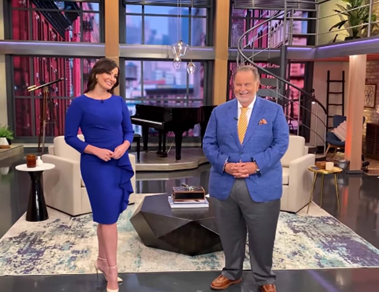 El 9 de agosto, el turno fue para el color
<b>azul</b> al lucirlo a través de un atuendo elegante, de cuello redondo y a la rodilla, que coincidencialmente, hacía juego con el traje del presentador.