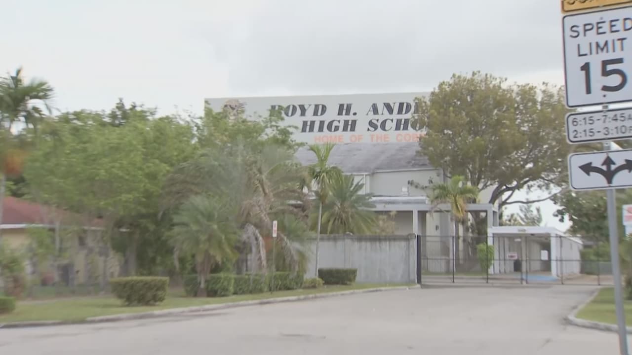 El distrito escolar de Broward emitió un comunicado diciendo que se toman muy en serio todos los incidentes relacionados con la seguridad de los estudiantes.