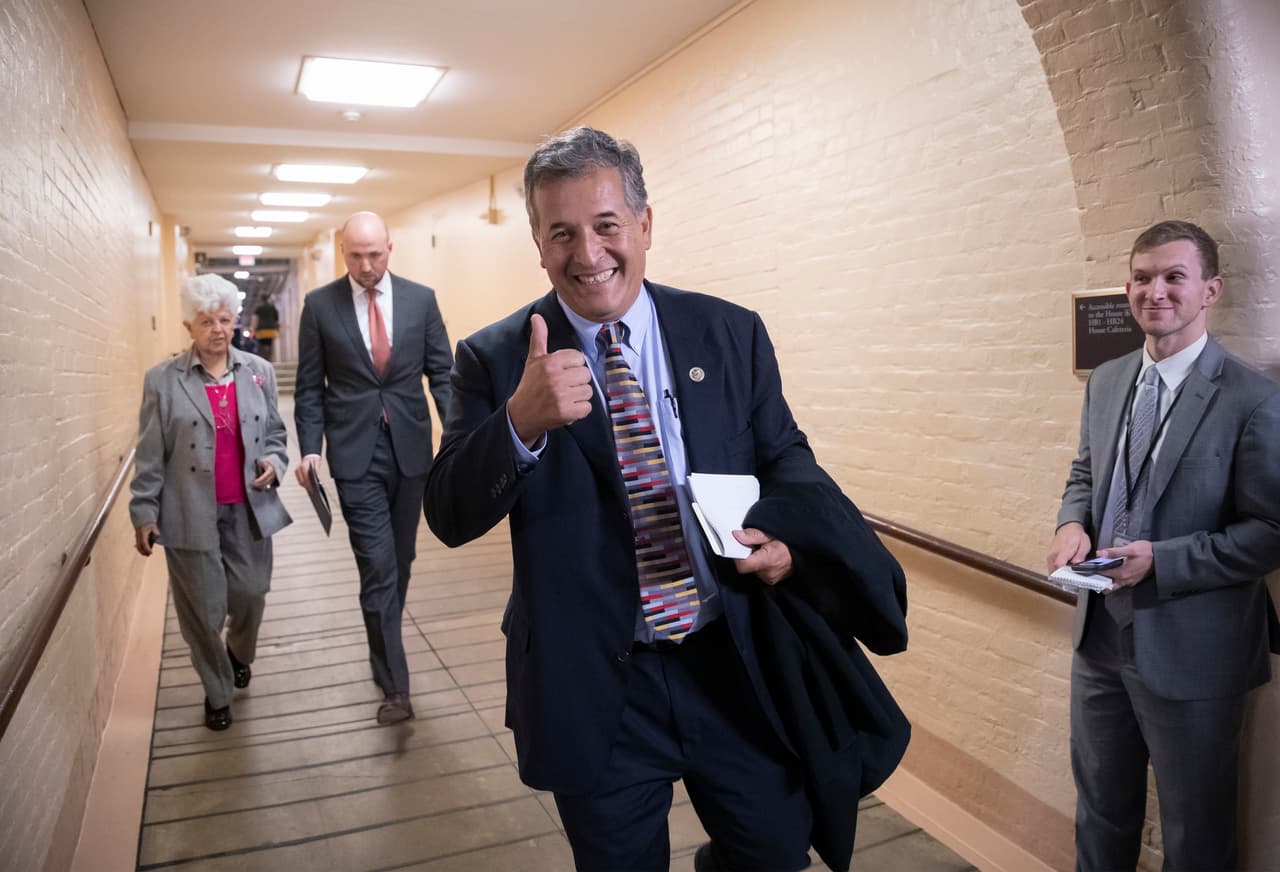 El demócrata
<b> Juan Vargas</b>, del distrito 51 de 
<b>San Diego</b>, dijo "hoy celebramos una victoria histórica para las niñas y las mujeres de color, que finalmente se verán representadas en la Casa Blanca."