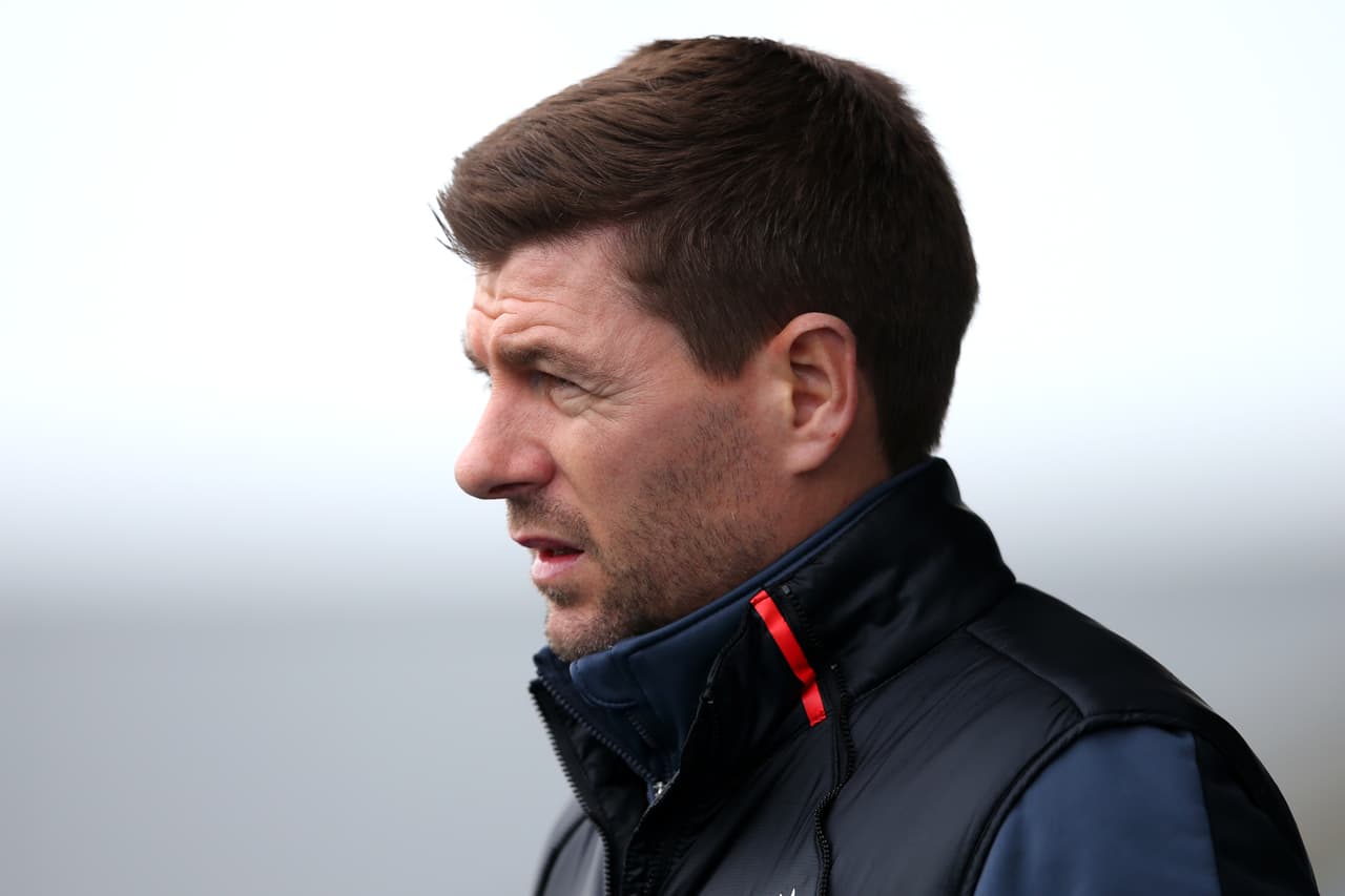 Steven Gerrard comenzó su carrera como entrenador hace muy poco, en las divisiones menores del Liverpool. En el último tiempo ha sonado para acompañar a Jurgen Klopp como asistente, pero para otros es el reemplazo ideal cuando el alemán deje el cargo.