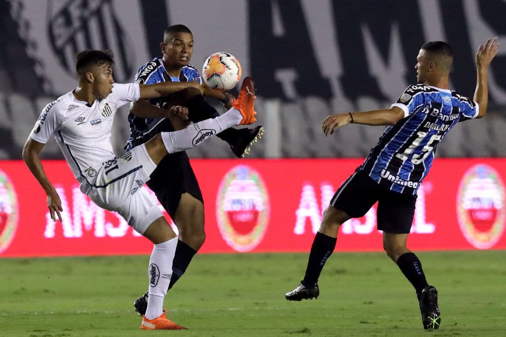 Santos sabe como jugar de local y hace que Gremio se arrepienta de haber pisado su cancha al vencerlos 4-1 y conseguir su lugar en las semifininales del torneo.