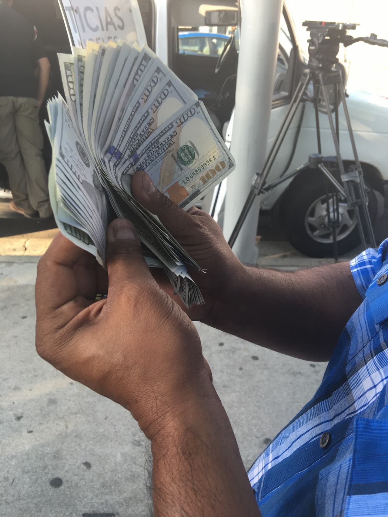 El dinero que llevaba un fanático para comprar un boleto para entrar al juego.