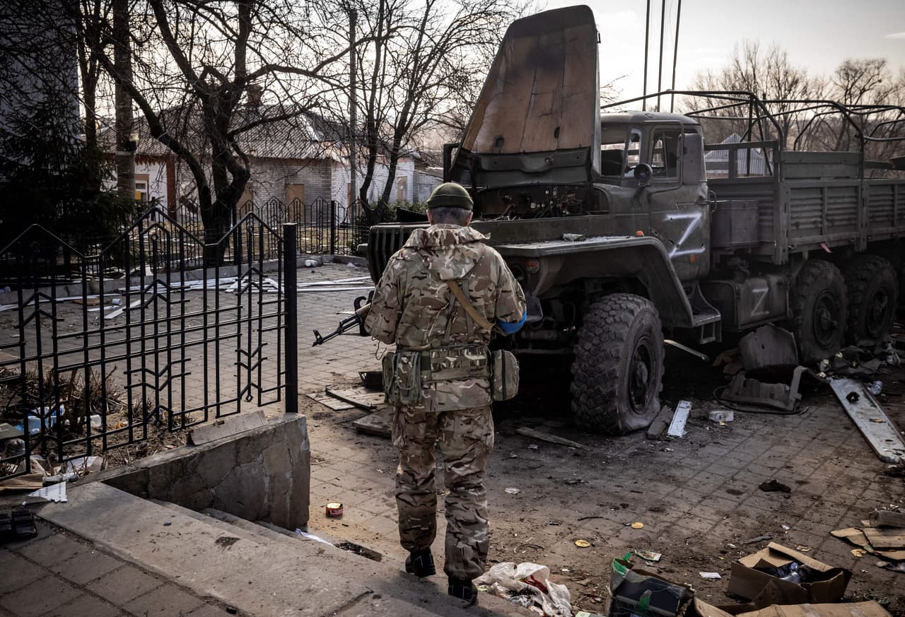Un soldado ucraniano en una calle de Trostianets. En la estación de tren también se encontraron habitaciones usadas 
<b>como hospitales de campaña. </b>
<br>