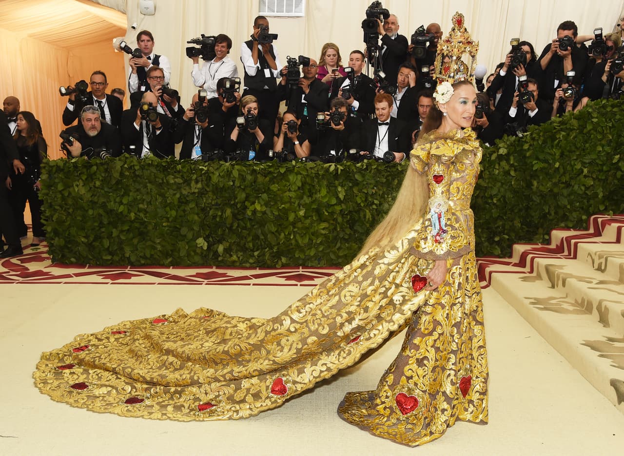 El tema de la Gala MET de 2018 fue nombrada: 'Cuerpos Celestiales: moda e imaginación católica'. Sarah Jessica Parker fue una de las famosas que lució uno de los atuendos más impactantes de la noche gracias a un diseño de Dolce & Gabbana.