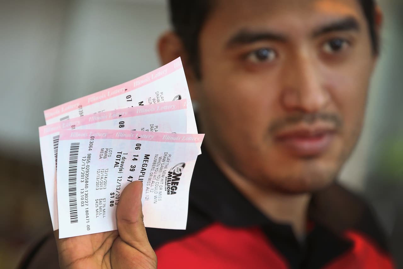 La Lotería de Illinois insta al afortunado jugador a que firme el reverso de su boleto y lo guarde en un lugar seguro hasta que esté listo para reclamar su premio. 
<br>