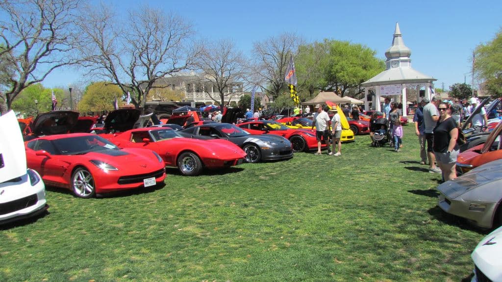 <h2 class="cms-H2-H2">Texas Corvette Association</h2>
<br>
<ul>
<li class="li1">Cuándo: 26 de abril</li>
</ul>
<ul>
<li class="li1">Hora: 8:00 horas - 16:00 horas</li>
</ul>
<ul>
<li class="li1">Dónde: Main Plaza- Boerne</li>
</ul>
<ul>
<li class="li1">Qué es: Demostración de unos 400 autos, premios, invitados especiales, comida y venta de souvenirs. No te pierdas la oportunidad de tomarte una fotografía con el auto de la película Back to the Future.</li>
</ul>
<ul>
<li class="li1">Costo:Gratis</li>
</ul>