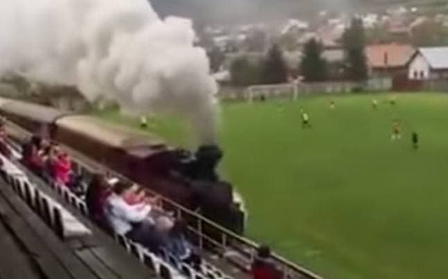 Tren atraviesa campo de fútbol en pleno partido