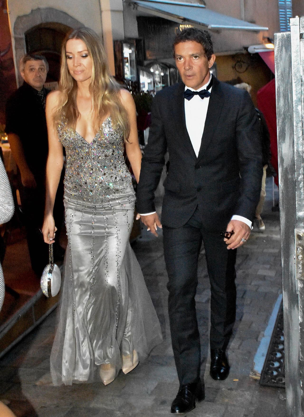 La belleza de Nicole Kimpel sigue trayendo a Antonio Banderas colgado de un ala.