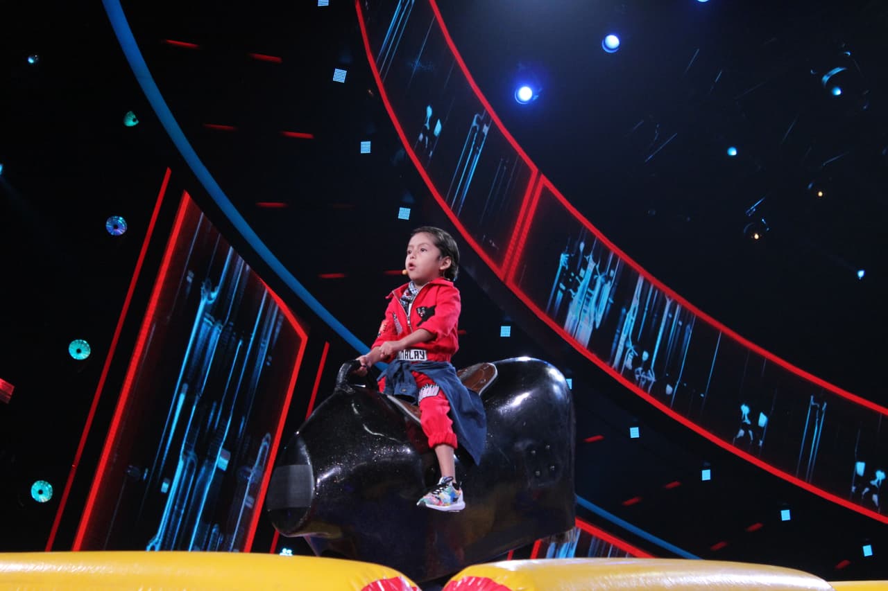 Yumalay dio sus tips para ser un buen torero, boxeador y levantador de pesas. Producción le colocó un toro mecánico en el escenario y por supuesto que nadie se salvó.