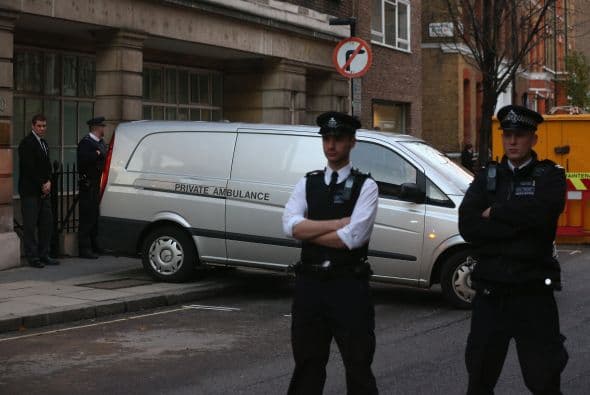 El director del centro hospitalario expresó su "profunda tristeza" por el fallecimiento de la enfermera, que no era de nacionalidad británica, y aseguró que "el hospital le había estado dando apoyo en un momento difícil".