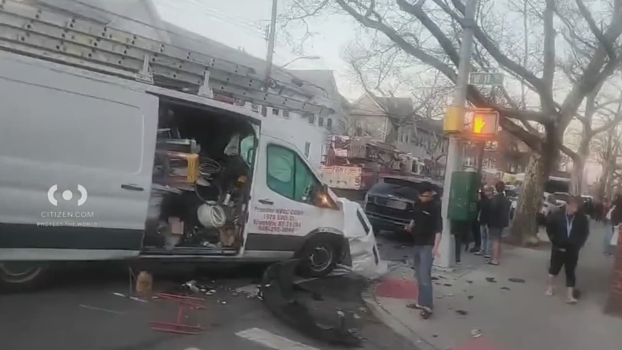 Accidente múltiple con camión de bomberos en Brooklyn deja un muerto y 10 heridos