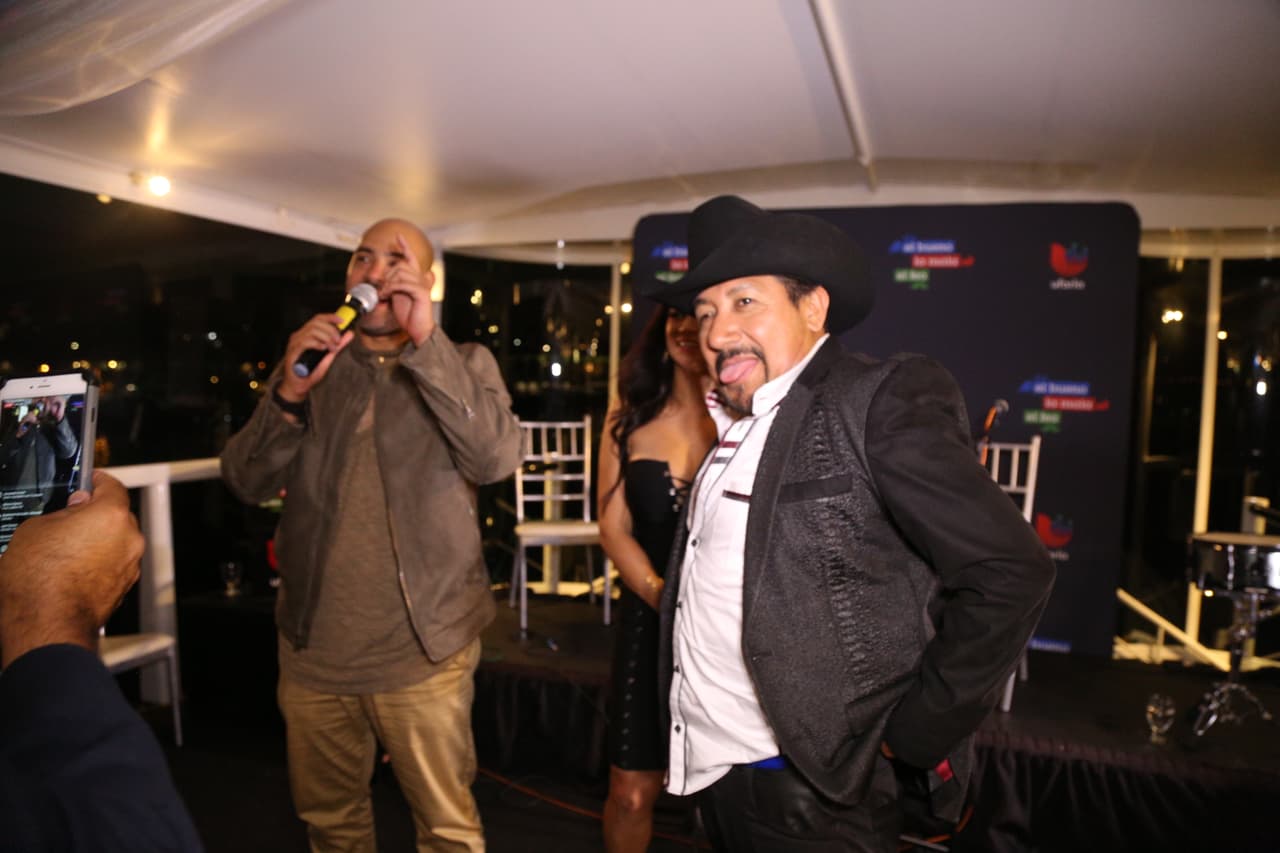 <b><a href="https://www.facebook.com/RaulElPelon/?fref=ts">Raúl 'El Pelón'</a></b>, 
<b><a href="https://www.facebook.com/carlamedranoo/?fref=ts">Carla Medrano </a></b>y 
<b><a href="https://www.facebook.com/andresmaldonadoelfeo/?fref=ts">El Feo</a></b> premiaron a sus oyentes con una noche inolvidable al lado de 
<b><a href="https://www.facebook.com/Calibre50Musica/?fref=ts">Calibre 50</a></b> en un bote privado.