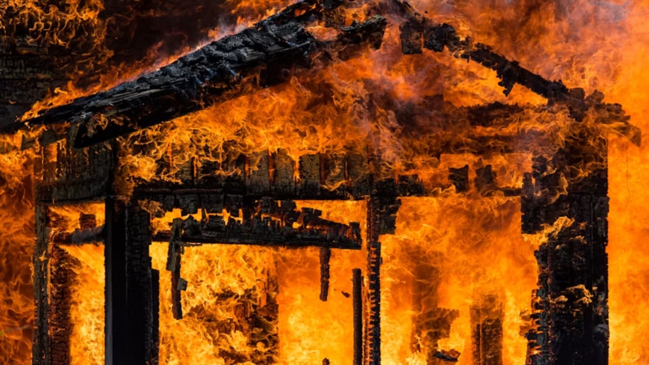Padre muere al intentar rescatar a su hijo de un incendio en Maryland por fuegos artificiales