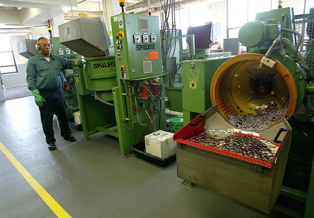 Hay varios factores que pueden afectar el valor de una moneda. Algunos pueden ser los errores de impresión o el material del que están hechas.