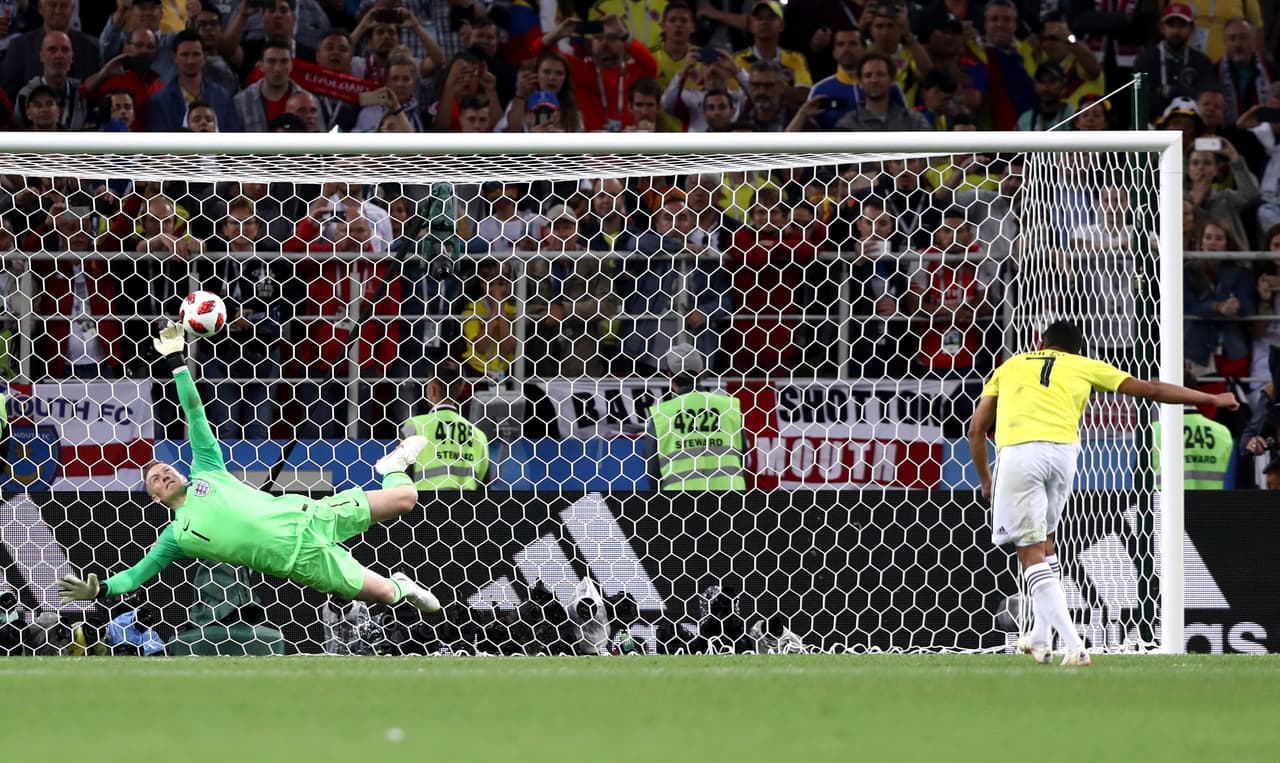 Carlos Bacca llegó por Colombia a continuación. Cuando parecía que había engañado a Pickford, éste le mete la mano de manera providencial y detiene el cañonazo. COL 3-3 ING