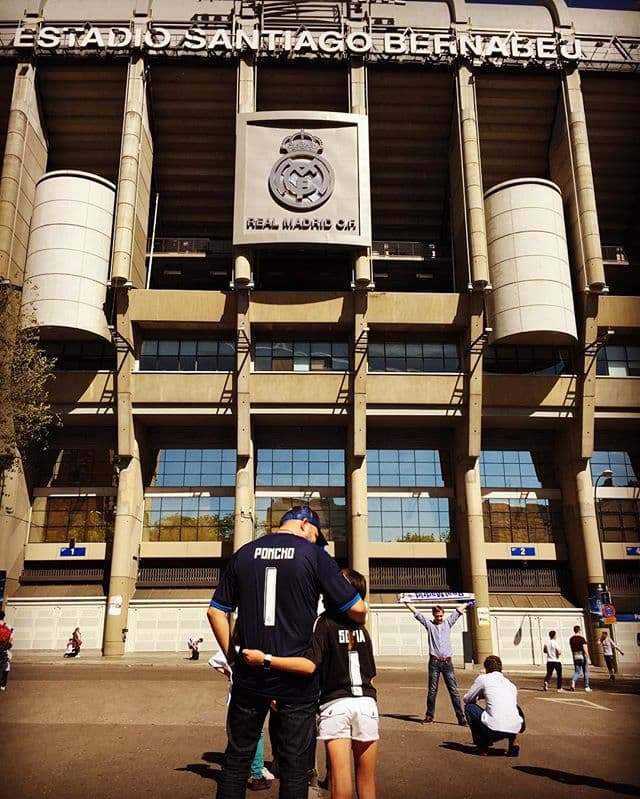 Poncho Lizárraga se mostró orgulloso en esta bella imagen donde él y una de sus hijas comparten el gusto por el fútbol.