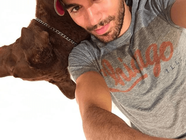 Uno de los perros de Enrique Iglesas se llama 'Mad Max 'y tal vez el mejor amigo del cantante.