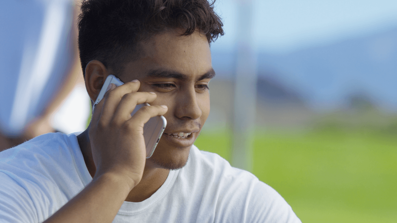 Esté consciente de sus alrededores. No se distraiga hablando por teléfono mientras está en un estacionamiento.