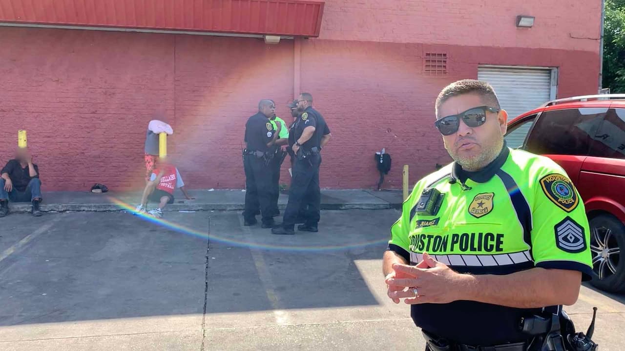 El sargento José Luis Juárez comenta que el hecho de que haya personas bebiendo alcohol en vía pública muchas veces origina otros problemas como peleas y hasta balaceras.