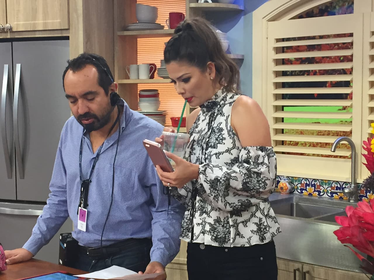 ¡Muy concentrada! Así se prepara Ana Patricia para estar frente a las cámaras.