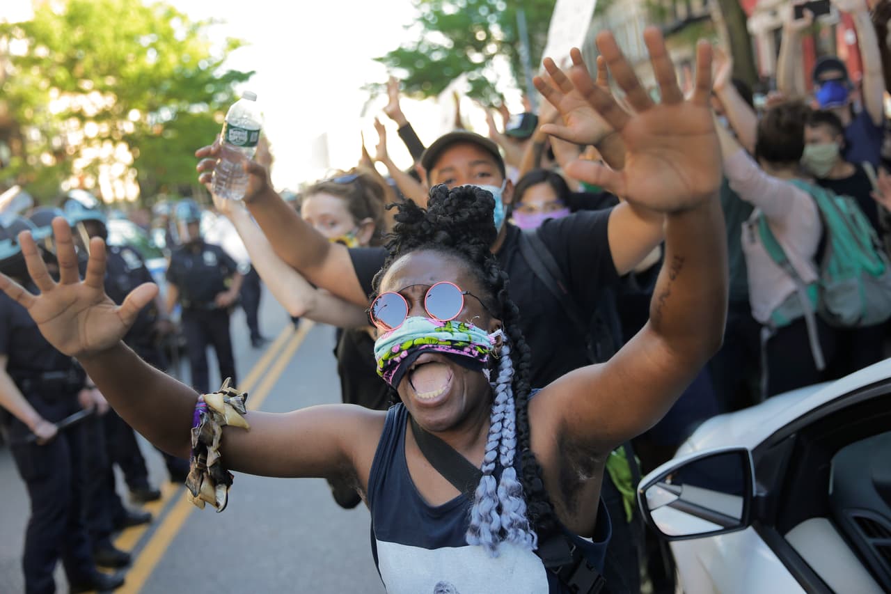 Policías se enfrentan con manifestantes en Brooklyn durante un fin de semana de protestas por la muerte de George Floyd.