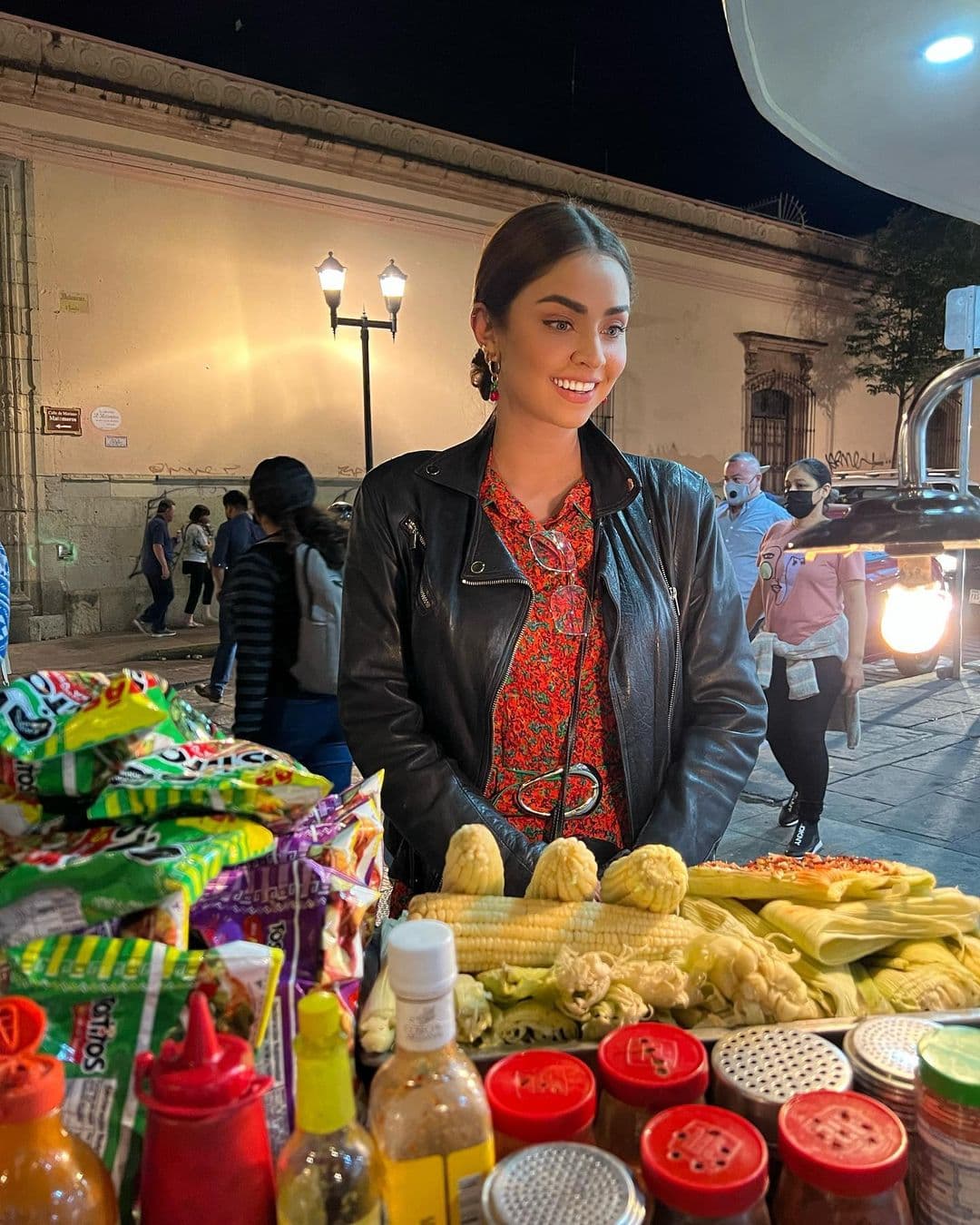 Sobre que haya pasado 
<b>desapercibida</b>, comentó que es parte del bullicio y el ajetreo que se vive en la capital mexicana: "Pienso que todas las personas van en el metro concentradas en su viaje; leyendo, en el celular, con sus hijos, entonces, 
<b>cada quien está en su viaje</b>".